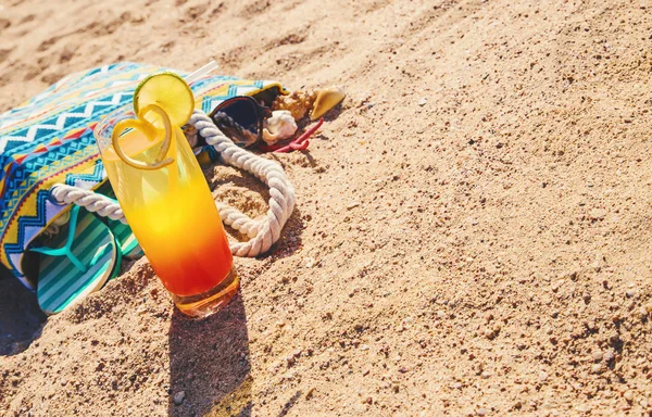 Sfondo Spiaggia Con Cocktail Riva Mare Concentrazione Selettiva Natura — Foto Stock