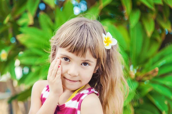 Chica Con Una Flor Plomería Pelo Contra Telón Fondo Las — Foto de Stock