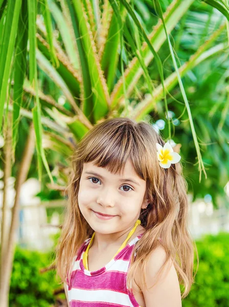 Chica Con Una Flor Plomería Pelo Contra Telón Fondo Las — Foto de Stock