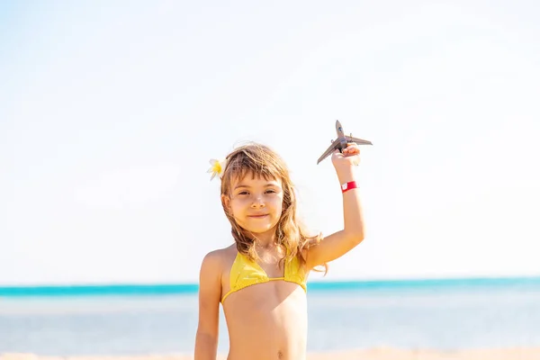 Ребенок Пляже Самолетом Руках Выборочный Фокус Природа — стоковое фото