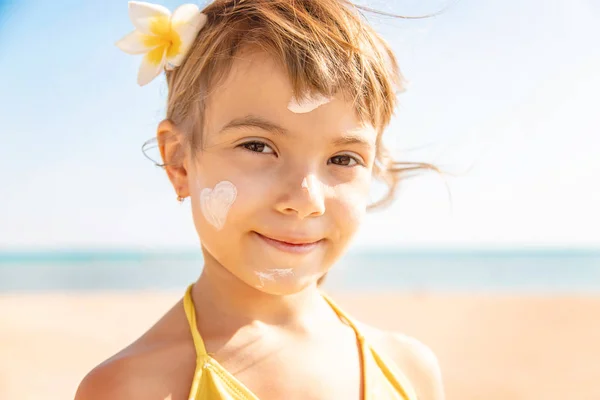 Niño Playa Mancha Protector Solar Enfoque Selectivo Gente — Foto de Stock