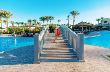 Bir çocuk can simidiyle yüzme havuzunda yüzer. Seçici odaklanma. Doğa..