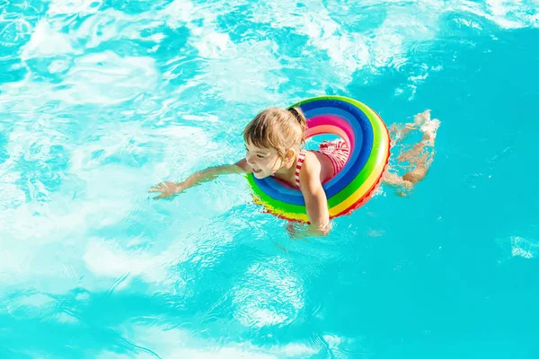 Een Kind Zwemt Een Zwembad Met Een Reddingsboei Selectieve Focus — Stockfoto