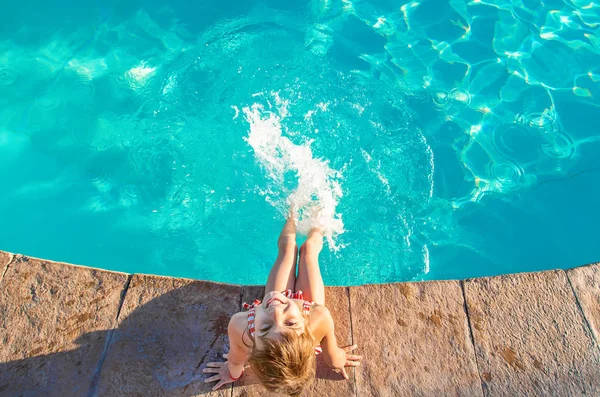 Een Kind Zwemt Een Zwembad Met Een Reddingsboei Selectieve Focus — Stockfoto