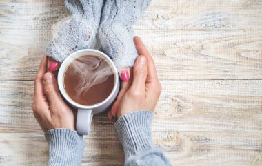 Aşıkların elinde kahvaltı için bir bardak içki. Seçici odaklanma. Doğa.