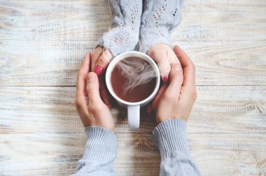 Aşıkların elinde kahvaltı için bir bardak içki. Seçici odaklanma. Doğa.