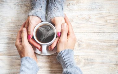 Aşıkların elinde kahvaltı için bir bardak içki. Seçici odaklanma. Doğa.