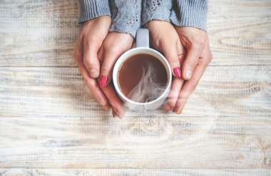 Aşıkların elinde kahvaltı için bir bardak içki. Seçici odaklanma. Doğa.