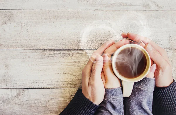 Copo Bebida Para Café Manhã Nas Mãos Dos Amantes Foco — Fotografia de Stock