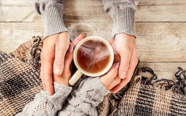 Aşıkların elinde kahvaltı için bir bardak içki. Seçici odaklanma. Doğa.