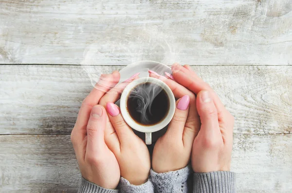 Tassen Mit Einem Kaffee Den Händen Von Männern Und Frauen — Stockfoto