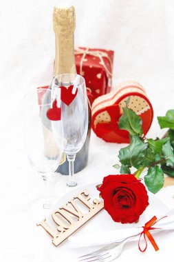 Sevgililer günü. Güzel arka plan tebrik kartı bir gül. Seçici odak. Tatil.