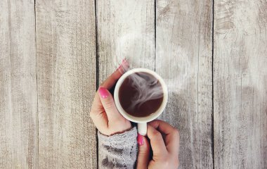Bir fincan çay bir erkek ve bir kadın elinde. Seçici odak. şirin.