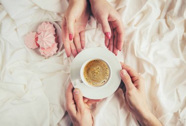 Yatakta kahve. Seçici odak. Aşk içki sevgilisi