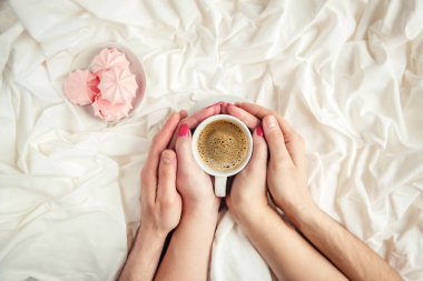 Yatakta kahve. Seçici odak. Aşk içki sevgilisi