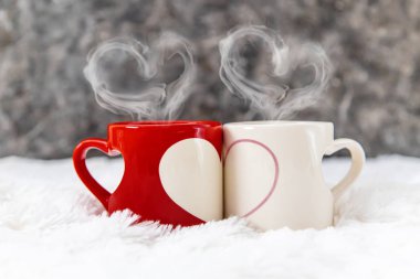 Aşık tatlılar ile kahve içmek. Seçici odak. İçki