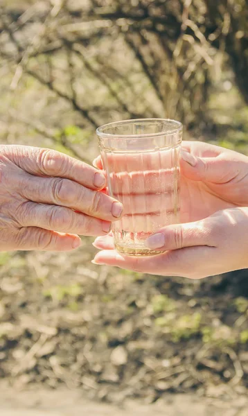Mormor Ger Ett Glas Rent Vatten Till Barn Selektivt Fokus — Stockfoto