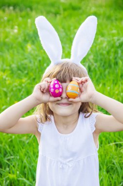 Çocuk tavşan kulaklı. Paskalya. Seçici odak doğa