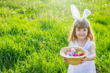 Çocuk tavşan kulaklı. Paskalya. Seçici odak doğa