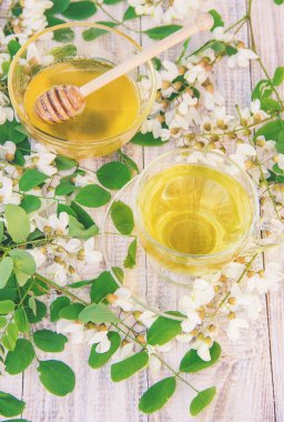 Akasya ve çay ile tatlım. Seçici odak. doğa