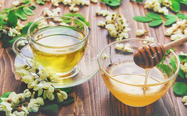 Akasya ve çay ile tatlım. Seçici odak. doğa