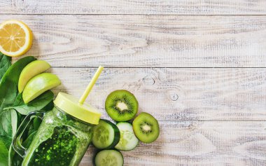 Yeşil smoothies sebze ve meyve ile. Gün Detoks. doğa.