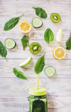 Yeşil smoothies sebze ve meyve ile. Gün Detoks. doğa.