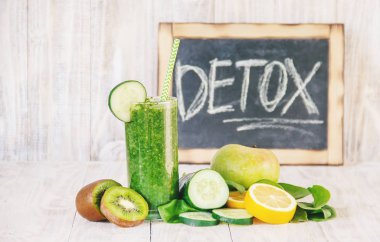 Yeşil smoothies sebze ve meyve ile. Gün Detoks. doğa.