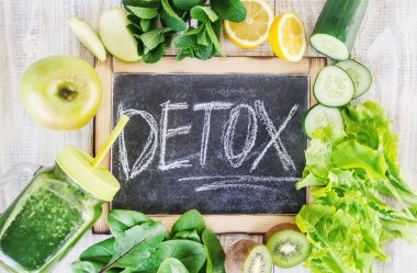 Yeşil smoothies sebze ve meyve ile. Gün Detoks. doğa.