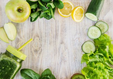 Yeşil smoothies sebze ve meyve ile. Gün Detoks. doğa.