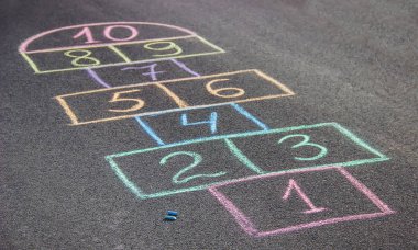 Sokak çocuk klasikleri oyunlarda. Seçici odak. Doğa.