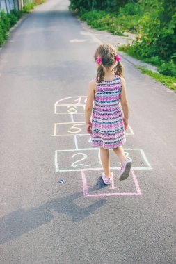 Sokak çocuk klasikleri oyunlarda. Seçici odak. Doğa.