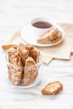 Bisküvi hafif bir arka plan üzerinde. Lezzetli kahvaltı. Seçici odak. Gıda