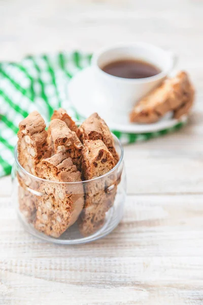 Biscotti Tegen Een Lichte Achtergrond Smakelijk Ontbijt Selectieve Aandacht Voedsel — Stockfoto