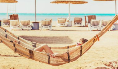 Kız çocuğu denizde dinleniyor. Seçici odaklanma. Doğa.