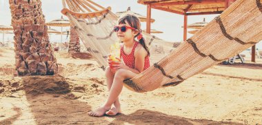 Kız çocuğu denizde dinleniyor. Seçici odaklanma. Doğa.