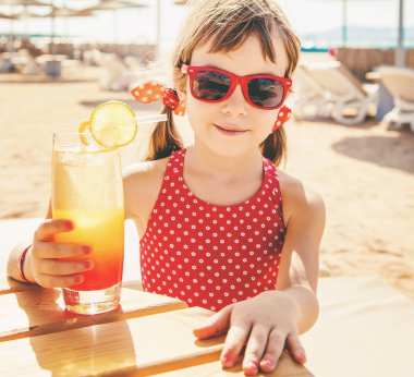 Kız çocuğu denizde dinleniyor. Seçici odaklanma. Doğa.