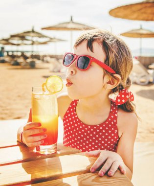 Kız çocuğu denizde dinleniyor. Seçici odaklanma. Doğa.