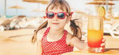 Kız çocuğu denizde dinleniyor. Seçici odaklanma. Doğa.