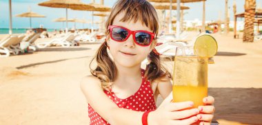 Kız çocuğu denizde dinleniyor. Seçici odaklanma. Doğa.