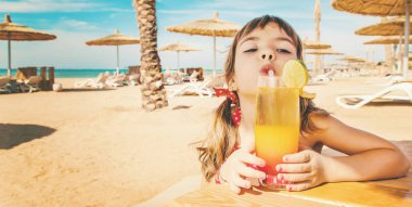 Kız çocuğu denizde dinleniyor. Seçici odaklanma. Doğa.