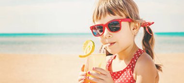 Kız çocuğu denizde dinleniyor. Seçici odaklanma. Doğa.