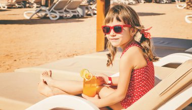 Kız çocuğu denizde dinleniyor. Seçici odaklanma. Doğa.