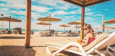 Kız çocuğu denizde dinleniyor. Seçici odaklanma. Doğa.