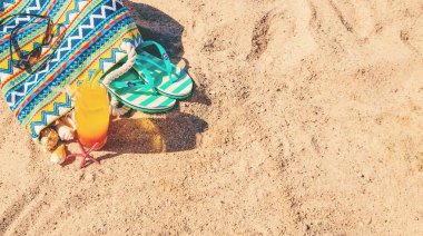 Deniz kenarında bir kokteyl ile plaj arka planı. Seçici odaklanma. Doğa.