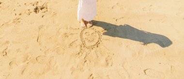 Çocuk sahilde. Güneş seçici odak. Doğa