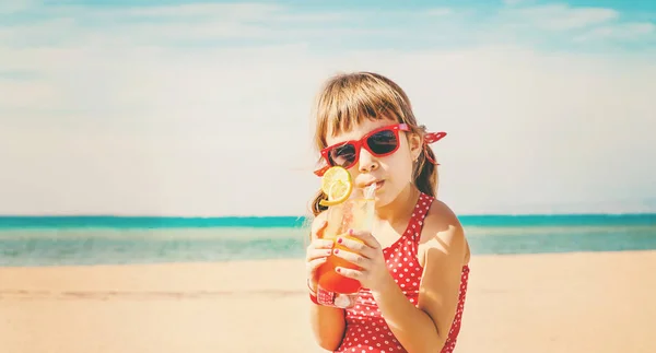 Girl Child Resting Sea Selective Focus Nature — Stock Photo, Image