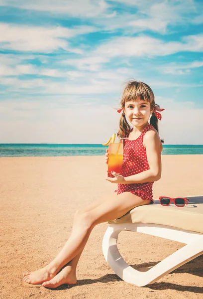 Kız çocuğu denizde dinleniyor. Seçici odaklanma. Doğa.