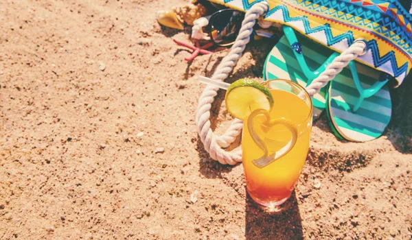 Sfondo Spiaggia Con Cocktail Riva Mare Concentrazione Selettiva Natura — Foto Stock