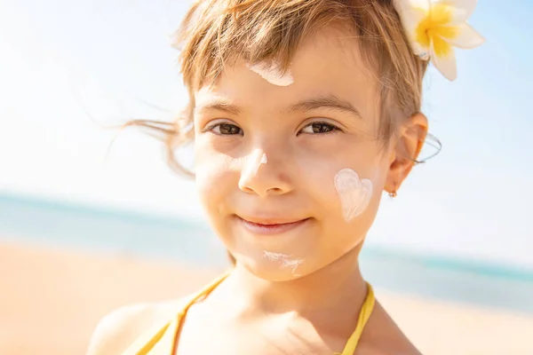 Ребенок Пляже Мажет Солнцезащитный Крем Выборочный Фокус Люди — стоковое фото